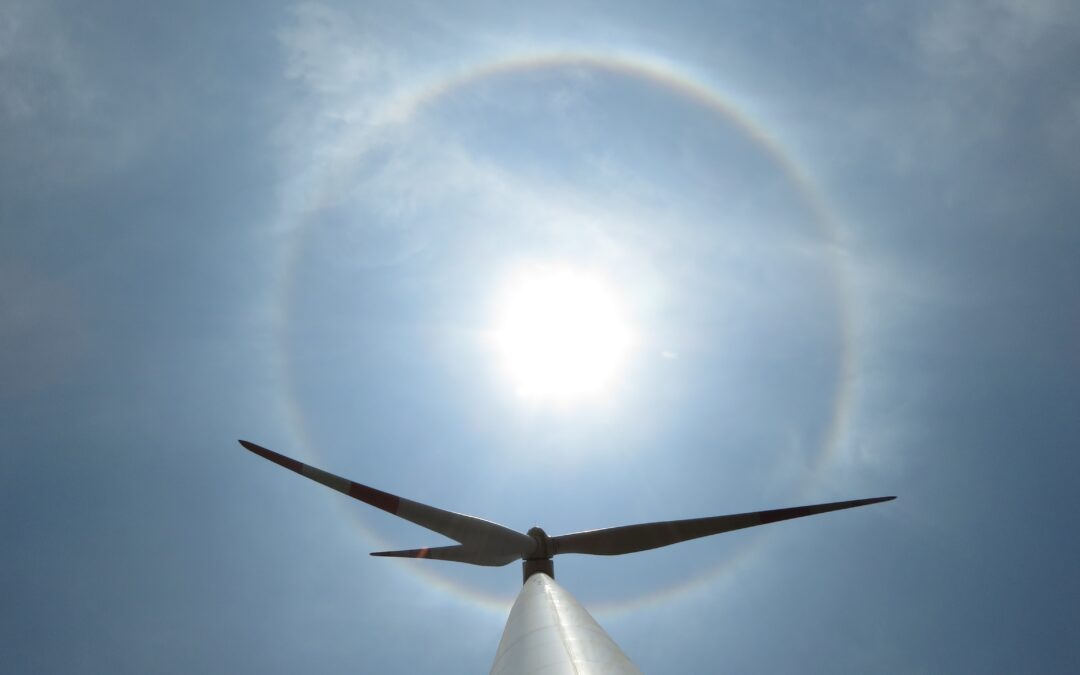 Blandt vindmøller i gloende hede